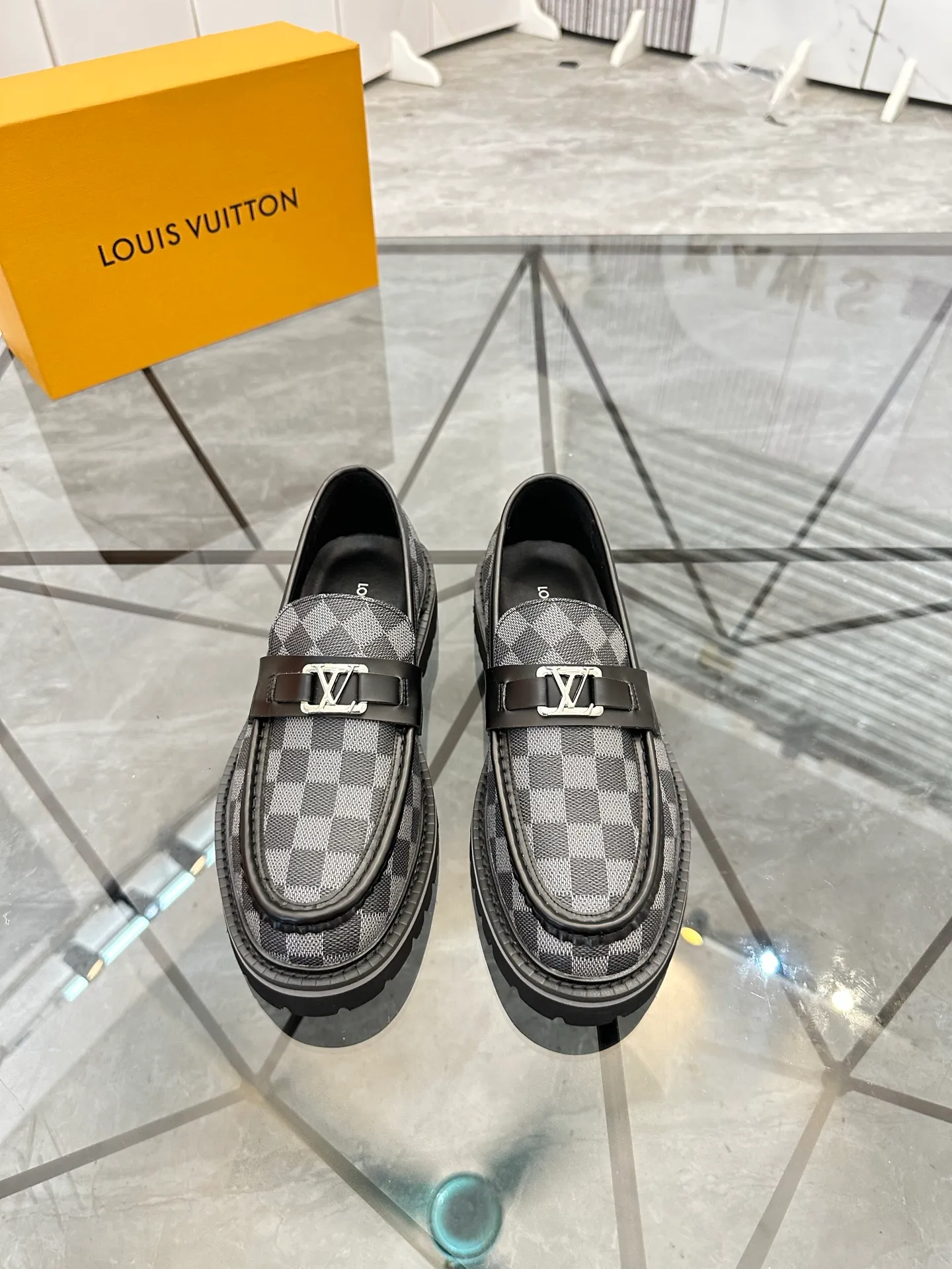 Selling men's shoes 💰: 💰P460¥ Product trademark: LV* "Louis Vuitton*" leather shoes Regular size: 40-45 (can be customized to 46) Product materials: imported cowhide upper, sheepskin lining, original outsole. Number: 558